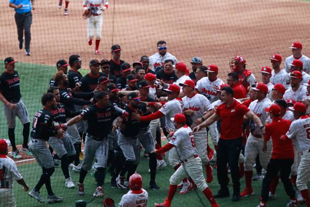 May 4, 2025, Mexico City, Ciudad de Mexico, Mexico: Players of Diablos Rojos del Mexico and Guerreros de Oaxaca confront during the match 3 between Guerreros de Oaxaca and Diablos Rojos del Mo xico as part the 2025 Mexican Baseball League (LMB) at the Alfredo Harp Heloº Stadium. on May 4, 2025 in Mexico City, Mexico. Mexico City Mexico - ZUMAe321 20250504_zsa_e321_038 Copyright: xCarlosxSantiagox