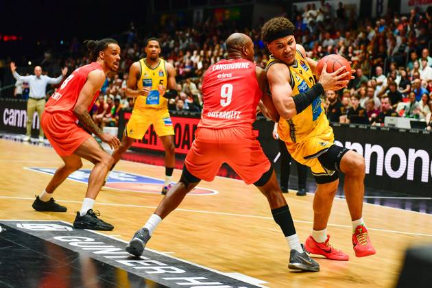 easyCredit Basketball Bundesliga, BBL, Saison 2024 2025, Herren. 01.05.2025, Niners Chemnitz - MHP RIESEN Ludwigsburg. Brandon Tischler (MHP RIESEN Ludwigsburg, No24), DeAndre Lansdowne (Niners Chemnitz, No 9) Copyright. Kai Schmidt. Chemnitz Messe Chemnitz Sachsen Deutschland