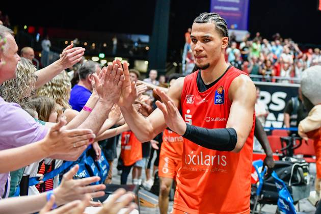 easyCredit Basketball Bundesliga, BBL, Saison 2024 2025, Herren. 01.05.2025, Niners Chemnitz - MHP RIESEN Ludwigsburg. Nicholas Tischler (Niners Chemnitz, No 33) bedankt sich bei den Fans Copyright. Kai Schmidt. Chemnitz Messe Chemnitz Sachsen Deutschland