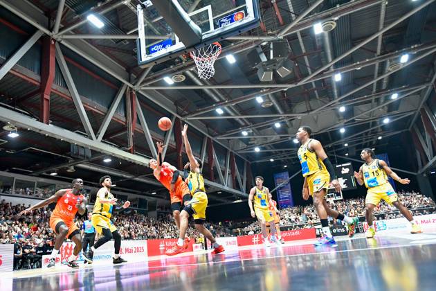 easyCredit Basketball Bundesliga, BBL, Saison 2024 2025, Herren. 01.05.2025, Niners Chemnitz - MHP RIESEN Ludwigsburg. Nicholas Tischler (Niners Chemnitz, No 33), Brandon Tischler (MHP RIESEN Ludwigsburg, No24) Copyright. Kai Schmidt. Chemnitz Messe Chemnitz Sachsen Deutschland