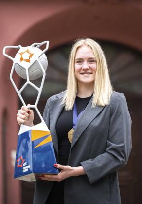 Bilder des Jahres 2025, Sport 05 Mai Sport Themen der Woche KW19 Sport Bilder des Tages THÜRINGER HC - EMPFANG IN DER STAATZSKANZLEI NACH GEWINN DES FINALES DER EHF EUROPEAN LEAGUE ** NUR FÜR REDAKTIONELLE ZWECKE ** EDITORIAL USE ONLY **<p>07 05 2025-Erfurt: Ministerpräsident Mario Voigt empfängt die Spielerinnen des Thüringer HC nach dem Gewinn des Finales der EHF European League am letzten Sonntag in Graz, Österreich. im Foto: Johanna Reichert 29 (Thüringer HC) mit dem Pokal ( Deutschland Thueringen Erfurt Copyright: SaschaxFromm