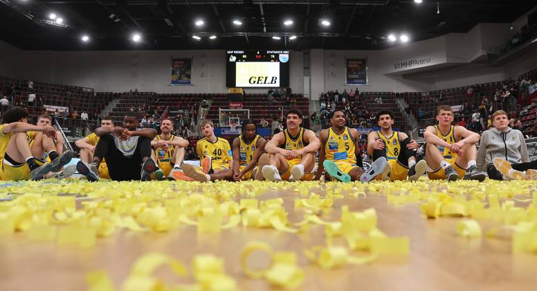 Bilder des Jahres 2025, Sport 05 Mai Sport Themen der Woche KW19 Ludwigsburg , Basketball Bundesliga MHP Riesen Ludwigsburg vs.SYNTAINICS MBC , Team der Riesen , Jubel