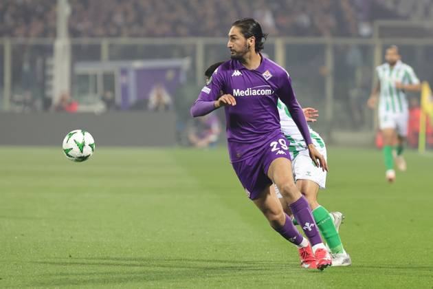 ACF Fiorentina v Real Betis Balompie - UEFA Conference League 2024 25 Semi Final Second Leg Yacine Adli of ACF Fiorentina controls the ball during the second leg of the UEFA Conference League semi-final between ACF Fiorentina and Real Betis Balompie on May 8 ,2025 at Stadium Artemio Franchi, Florence , Italy florence ITALIA Copyright: xAndreaxMartinix originalFilename:martini-acffiore250508_np00l