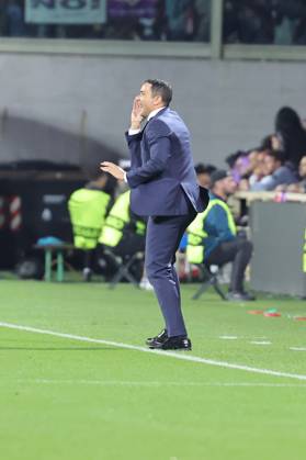 ACF Fiorentina v Real Betis Balompie - UEFA Conference League 2024 25 Semi Final Second Leg Head Coach Raffaele Palladino of ACF Fiorentina gestures during the second leg of the UEFA Conference League semi-final between ACF Fiorentina and Real Betis Balompie on May 8 ,2025 at Stadium Artemio Franchi, Florence , Italy florence ITALIA Copyright: xAndreaxMartinix originalFilename:martini-acffiore250508_npk98