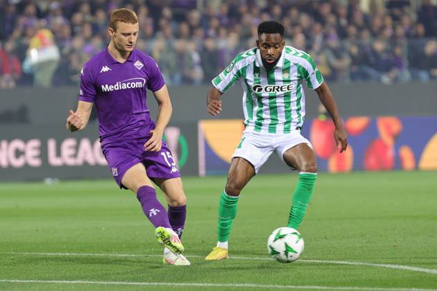 ACF Fiorentina v Real Betis Balompie - UEFA Conference League 2024 25 Semi Final Second Leg Pietro Comuzzo of ACF Fiorentina controls the ball during the second leg of the UEFA Conference League semi-final between ACF Fiorentina and Real Betis Balompie on May 8 ,2025 at Stadium Artemio Franchi, Florence , Italy florence ITALIA Copyright: xAndreaxMartinix originalFilename:martini-acffiore250508_npUld