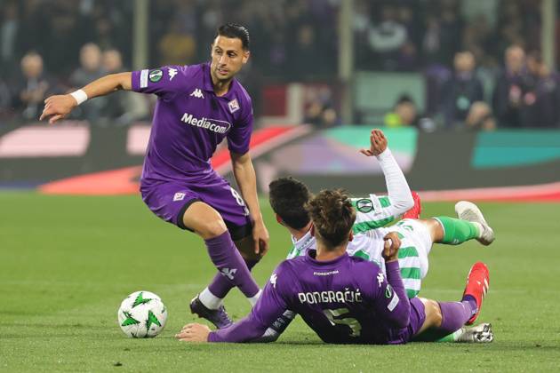 ACF Fiorentina v Real Betis Balompie - UEFA Conference League 2024 25 Semi Final Second Leg Rolando Mandragora of ACF Fiorentina controls the ball during the second leg of the UEFA Conference League semi-final between ACF Fiorentina and Real Betis Balompie on May 8 ,2025 at Stadium Artemio Franchi, Florence , Italy florence ITALIA Copyright: xAndreaxMartinix originalFilename:martini-acffiore250508_npUne