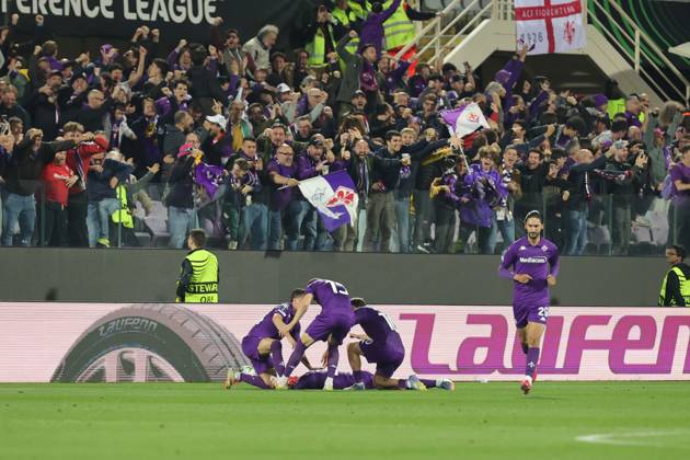 ACF Fiorentina v Real Betis Balompie - UEFA Conference League 2024 25 Semi Final Second Leg Robin Gosens of ACF Fiorentina celebrates with teammates after scoring goal during the second leg of the UEFA Conference League semi-final between ACF Fiorentina and Real Betis Balompie on May 8 ,2025 at Stadium Artemio Franchi, Florence , Italy florence ITALIA Copyright: xAndreaxMartinix originalFilename:martini-acffiore250508_npdMt