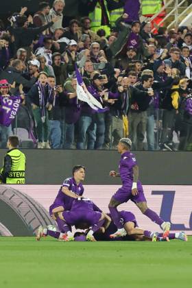 ACF Fiorentina v Real Betis Balompie - UEFA Conference League 2024 25 Semi Final Second Leg Robin Gosens of ACF Fiorentina celebrates with teammates after scoring goal during the second leg of the UEFA Conference League semi-final between ACF Fiorentina and Real Betis Balompie on May 8 ,2025 at Stadium Artemio Franchi, Florence , Italy florence ITALIA Copyright: xAndreaxMartinix originalFilename:martini-acffiore250508_npiOp