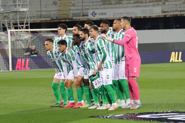 ACF Fiorentina v Real Betis Balompie - UEFA Conference League 2024 25 Semi Final Second Leg Real Betis Balompià players pose for a team photo prior to the second leg of the UEFA Conference League semi-final between ACF Fiorentina and Real Betis Balompie on May 8 ,2025 at Stadium Artemio Franchi, Florence , Italy florence ITALIA Copyright: xAndreaxMartinix originalFilename:martini-acffiore250508_npN8c