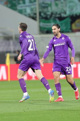 ACF Fiorentina v Real Betis Balompie - UEFA Conference League 2024 25 Semi Final Second Leg Robin Gosens of ACF Fiorentina celebrates with teammates after scoring goal during the second leg of the UEFA Conference League semi-final between ACF Fiorentina and Real Betis Balompie on May 8 ,2025 at Stadium Artemio Franchi, Florence , Italy florence ITALIA Copyright: xAndreaxMartinix originalFilename:martini-acffiore250508_npuIp