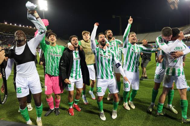 ACF Fiorentina v Real Betis Balompie - UEFA Conference League 2024 25 Semi Final Second Leg Real Betis Balompià players greet the curve of its fans after the victory between the second leg of the UEFA Conference League semi-final between ACF Fiorentina and Real Betis Balompie on May 8 ,2025 at Stadium Artemio Franchi, Florence , Italy florence ITALIA Copyright: xAndreaxMartinix originalFilename:martini-acffiore250508_npL11