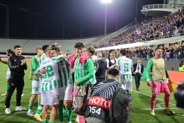 ACF Fiorentina v Real Betis Balompie - UEFA Conference League 2024 25 Semi Final Second Leg Real Betis Balompià players greet the curve of its fans after the victory between the second leg of the UEFA Conference League semi-final between ACF Fiorentina and Real Betis Balompie on May 8 ,2025 at Stadium Artemio Franchi, Florence , Italy florence ITALIA Copyright: xAndreaxMartinix originalFilename:martini-acffiore250508_npMA9