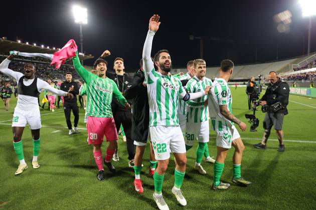 ACF Fiorentina v Real Betis Balompie - UEFA Conference League 2024 25 Semi Final Second Leg Real Betis Balompià players greet the curve of its fans after the victory between the second leg of the UEFA Conference League semi-final between ACF Fiorentina and Real Betis Balompie on May 8 ,2025 at Stadium Artemio Franchi, Florence , Italy florence ITALIA Copyright: xAndreaxMartinix originalFilename:martini-acffiore250508_npRhO