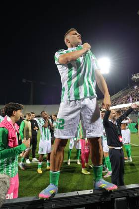 ACF Fiorentina v Real Betis Balompie - UEFA Conference League 2024 25 Semi Final Second Leg Real Betis Balompià players greet the curve of its fans after the victory between the second leg of the UEFA Conference League semi-final between ACF Fiorentina and Real Betis Balompie on May 8 ,2025 at Stadium Artemio Franchi, Florence , Italy florence ITALIA Copyright: xAndreaxMartinix originalFilename:martini-acffiore250508_npsWF