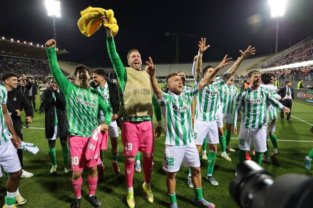 ACF Fiorentina v Real Betis Balompie - UEFA Conference League 2024 25 Semi Final Second Leg Real Betis Balompià players greet the curve of its fans after the victory between the second leg of the UEFA Conference League semi-final between ACF Fiorentina and Real Betis Balompie on May 8 ,2025 at Stadium Artemio Franchi, Florence , Italy florence ITALIA Copyright: xAndreaxMartinix originalFilename:martini-acffiore250508_npYi5