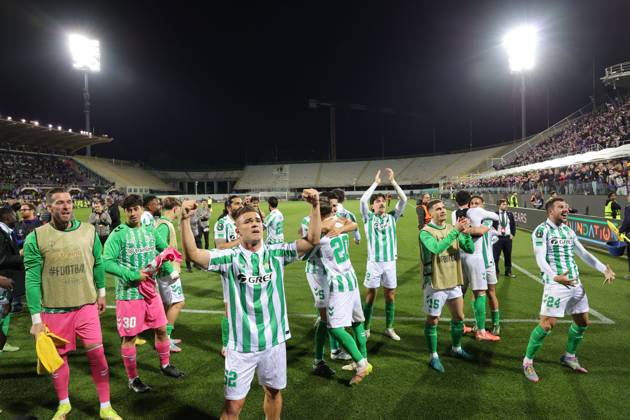 ACF Fiorentina v Real Betis Balompie - UEFA Conference League 2024 25 Semi Final Second Leg Real Betis Balompià players greet the curve of its fans after the victory between the second leg of the UEFA Conference League semi-final between ACF Fiorentina and Real Betis Balompie on May 8 ,2025 at Stadium Artemio Franchi, Florence , Italy florence ITALIA Copyright: xAndreaxMartinix originalFilename:martini-acffiore250508_npzLa