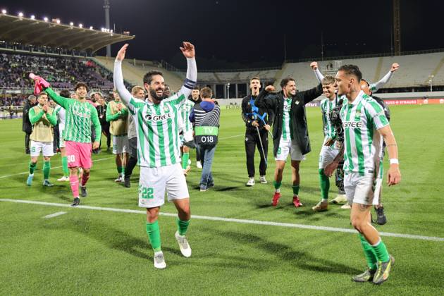 ACF Fiorentina v Real Betis Balompie - UEFA Conference League 2024 25 Semi Final Second Leg Real Betis Balompià players greet the curve of its fans after the victory between the second leg of the UEFA Conference League semi-final between ACF Fiorentina and Real Betis Balompie on May 8 ,2025 at Stadium Artemio Franchi, Florence , Italy florence ITALIA Copyright: xAndreaxMartinix originalFilename:martini-acffiore250508_npZPh