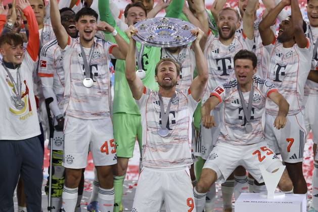 Bilder des Jahres 2025, Sport 05 Mai Sport Themen der Woche KW19 Sport Bilder des Tages Harry Kane (FC Bayern Muenchen) praesentiert die Meisterschale und jubelt, Bundesliga, FC Bayern München v Borussia Mönchengladbach, Allianz Arena am 10. May 2025 in München, Deutschland. (Foto von Marco Steinbrenner DeFodi Images) Harry Kane (FC Bayern Muenchen) presents the championship trophy and cheers, Bundesliga, FC Bayern München v Borussia Mönchengladbach, Allianz Arena, May 10, 2025 in Munich, Germany. (Photo by Marco Steinbrenner DeFodi Images) DFL regulations prohibit any use of photographs as image sequences and or quasi-video.
