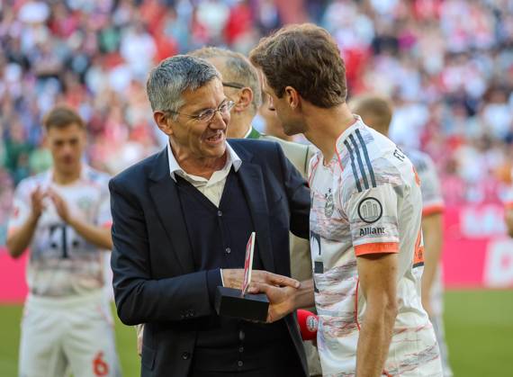 Herbert Hainer (FC Bayern Muenchen, Praesident) mit Thomas Mueller (FC Bayern Muenchen, 25) bei der Verabschiedung vor dem Spiel, GER, FC Bayern Muenchen vs. Borussia Moenchengladbach, Fussball, Bundesliga, 33. Spieltag, Spielzeit 2024 2025, 10.05.2025, DFL DFB REGULATIONS PROHIBIT ANY USE OF PHOTOGRAPHS as IMAGE SEQUENCES and or QUASI-VIDEO, GER, FC Bayern Muenchen vs. Borussia Moenchengladbach, Fussball, Bundesliga, 33. Spieltag, Spielzeit 2024 2025, 10.05.2025 Muenchen Copyright: xEibner-Pressefoto JennixMaulx EP_JML