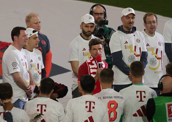10.05.2025,1. Fussball Bundesliga, FC Bayern Muenchen vs Moechnegladbach, Allianz Arena Muenchen, Fussball, im Bild: Thomas Mueller (FC Bayern Muenchen) verabschiedet sich am Mikrofon
