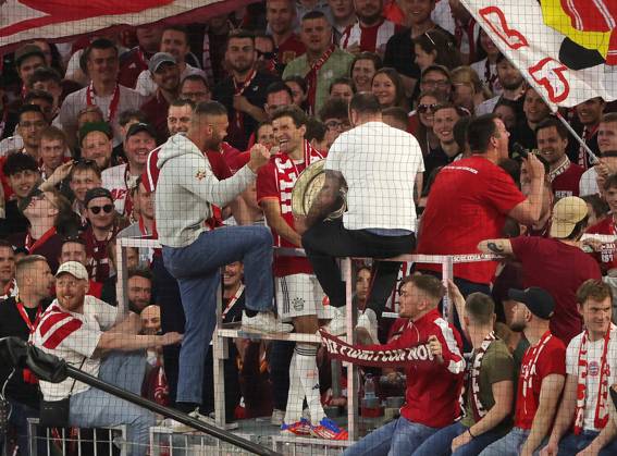 10.05.2025,1. Fussball Bundesliga, FC Bayern Muenchen vs Moechnegladbach, Allianz Arena Muenchen, Fussball, im Bild: Thomas Mueller (FC Bayern Muenchen) feiert mit seine Fans