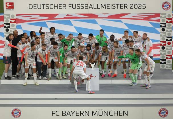 10.05.2025,1. Fussball Bundesliga, FC Bayern Muenchen vs Moechnegladbach, Allianz Arena Muenchen, Fussball, im Bild: Thomas Mueller (FC Bayern Muenchen) feiert mit seine Team und hebt die Meisterschalle