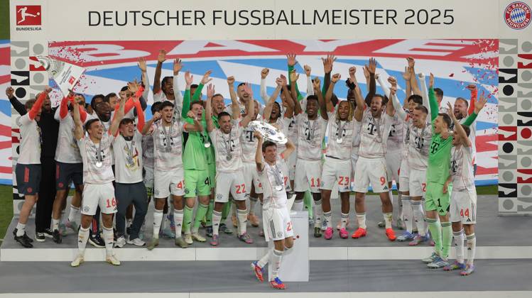 10.05.2025,1. Fussball Bundesliga, FC Bayern Muenchen vs Moechnegladbach, Allianz Arena Muenchen, Fussball, im Bild: Thomas Mueller (FC Bayern Muenchen) feiert mit seine Team und hebt die Meisterschalle