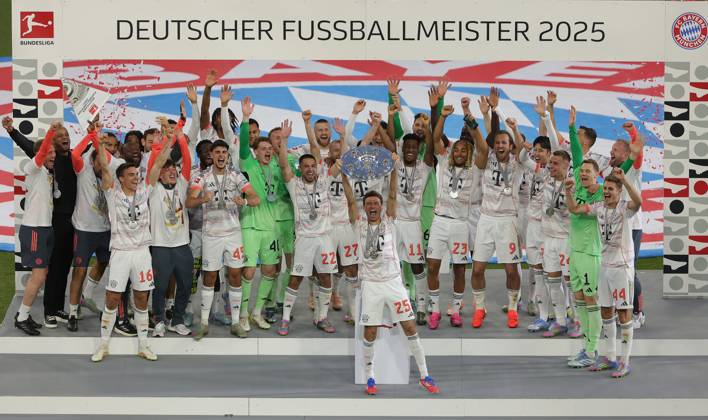 10.05.2025,1. Fussball Bundesliga, FC Bayern Muenchen vs Moechnegladbach, Allianz Arena Muenchen, Fussball, im Bild: Thomas Mueller (FC Bayern Muenchen) feiert mit seine Team und hebt die Meisterschalle