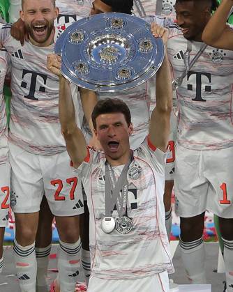 10.05.2025,1. Fussball Bundesliga, FC Bayern Muenchen vs Moechnegladbach, Allianz Arena Muenchen, Fussball, im Bild: Thomas Mueller (FC Bayern Muenchen) ist Fussball Deutscher Meister 2025