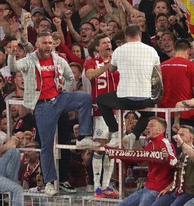 10.05.2025,1. Fussball Bundesliga, FC Bayern Muenchen vs Moechnegladbach, Allianz Arena Muenchen, Fussball, im Bild: Thomas Mueller (FC Bayern Muenchen) bei seine Fans in der Suedkurve