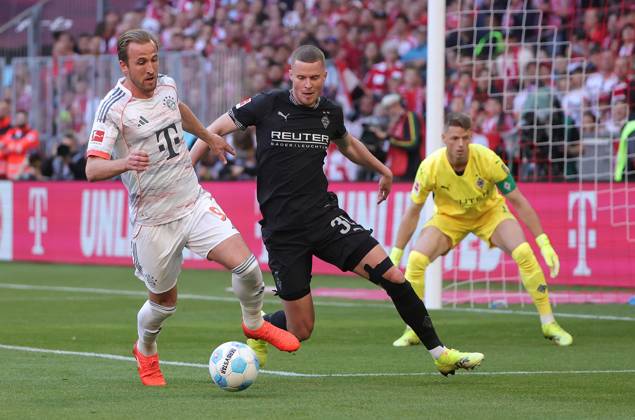 10.05.2025,1. Fussball Bundesliga, FC Bayern Muenchen vs Moechnegladbach, Allianz Arena Muenchen, Fussball, im Bild: Harry Kane (FC Bayern Muenchen) vs Nico Elvedi (Moenchengladbach), Jonas Omlin (Moenchengladbach)