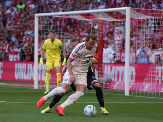 10.05.2025,1. Fussball Bundesliga, FC Bayern Muenchen vs Moechnegladbach, Allianz Arena Muenchen, Fussball, im Bild: Harry Kane (FC Bayern Muenchen) vs Nico Elvedi (Moenchengladbach), Jonas Omlin (Moenchengladbach)