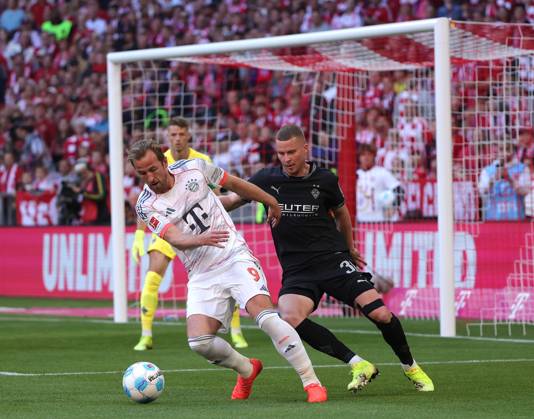 10.05.2025,1. Fussball Bundesliga, FC Bayern Muenchen vs Moechnegladbach, Allianz Arena Muenchen, Fussball, im Bild: Harry Kane (FC Bayern Muenchen) vs Nico Elvedi (Moenchengladbach), Jonas Omlin (Moenchengladbach)