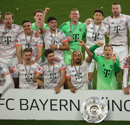 10.05.2025,1. Fussball Bundesliga, FC Bayern Muenchen vs Moechnegladbach, Allianz Arena Muenchen, Fussball, im Bild: Harry Kane (FC Bayern Muenchen),Joao Palhinha (FC Bayern Muenchen), Jonas Urbig (FC Bayern Muenchen), Aleksandar Pavlovic (FC Bayern Muenchen), Daniel Peretz (FC Bayern Muenchen), Min-Jae Kim (FC Bayern Muenchen), Eric Dier (FC Bayern Munechen), Joshua Kimmich (FC Bayern Muenchen), Thomas Mueller (FC Bayern Muenchen), Sacha Boey (FC Bayern Muenchen), Manuel Neuer (FC Bayern Muenchen)