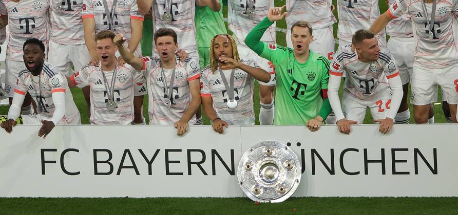 10.05.2025,1. Fussball Bundesliga, FC Bayern Muenchen vs Moechnegladbach, Allianz Arena Muenchen, Fussball, im Bild: Alphons Davies (FC Bayern Muenchen), Joshua Kimmich (FC Bayern Muenchen), Thomas Mueller (FC Bayern Muenchen), Sacha Boey (FC Bayern Muenchen), Manuel Neuer (FC Bayern Muenchen) Gabriel Vidovic (FC Bayern Muenchen)