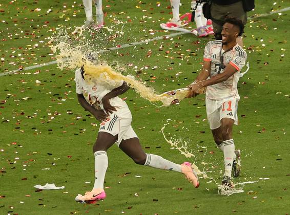 10.05.2025,1. Fussball Bundesliga, FC Bayern Muenchen vs Moechnegladbach, Allianz Arena Muenchen, Fussball, im Bild: Dayot Upamecano (FC Bayern Muenchen) von Kingsley Coman (FC Bayern Muenchen) verfolgt