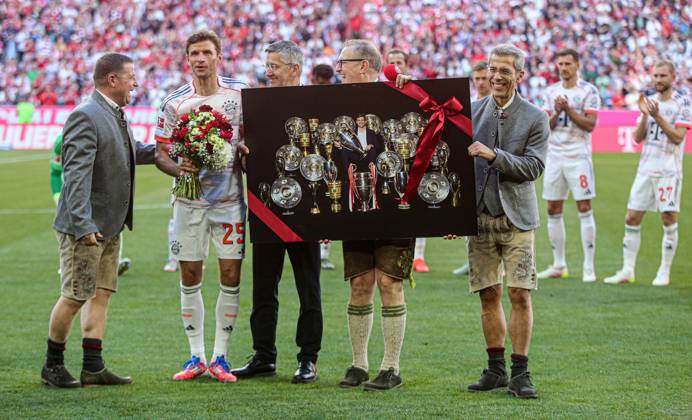 10.05.2025,1. Fussball Bundesliga, FC Bayern Muenchen vs Moechnegladbach, Allianz Arena Muenchen, Fussball, im Bild: Max Eberl (FC Bayern Muenchen), Thomas Mueller (FC Bayern Muenchen), FC Bayern Praesident Herbert Hainer (FC Bayern Muenchen), Stellvertretender Vorstandsvorsitzender Jan-Christian Dreesen (FC Bayern) und Dr. Michael Diederich (FC Bayern Muenchen)