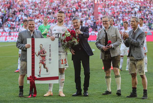 10.05.2025,1. Fussball Bundesliga, FC Bayern Muenchen vs Moechnegladbach, Allianz Arena Muenchen, Fussball, im Bild: Max Eberl (FC Bayern Muenchen), Eric Dier (FC Bayern Munechen), FC Bayern Praesident Herbert Hainer (FC Bayern Muenchen), Stellvertretender Vorstandsvorsitzender Jan-Christian Dreesen (FC Bayern) und Dr. Michael Diederich (FC Bayern Muenchen)