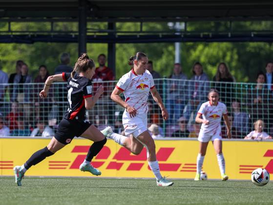 Sophia Kleinherne (Eintracht Frankfurt Frauen, 04) und Giovanna Hoffmann (RB Leipzig Frauen, 07) Zweikampf, Duell, Kampf, Laufduell um den Ball, RB Leipzig Frauen vs. Eintracht Frankfurt Frauen, Fussball, 1. Frauen Bundesliga, 22. Spieltag, Saison 2024 2025, 11.05.2025,¨ DFL REGULATIONS PROHIBIT ANY USE OF PHOTOGRAPHS AS IMAGE SEQUENCES AND OR QUASI-VIDEO,¨ RB Leipzig Frauen vs. Eintracht Frankfurt Frauen, Fussball, 1. Frauen Bundesliga, 22. Spieltag, Saison 2024 2025, 11.05.2025 Leipzig Copyright: xEibner-Pressefoto LauraxRoemerx EP_LRR