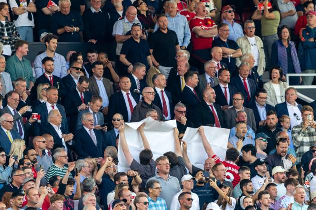 Manchester United, ManU FC v West Ham United FC Fans protest in front of the directors before the Manchester United FC v West Ham United FC English Premier League match at Old Trafford, Manchester, England, United Kingdom on 11 May 2025 Credit: Ian Stephen Every Second Media Editorial use only. All images are copyright Every Second Media Limited. No images may be reproduced without prior permission. All rights reserved. Premier League and Football League images are subject to licensing agreements with Football DataCo Limited. see https: www.football-dataco.com Copyright: xIMAGO EveryxSecondxMediax ESM-1478-0060 IanxStephenx xEveryxSecondxMediax