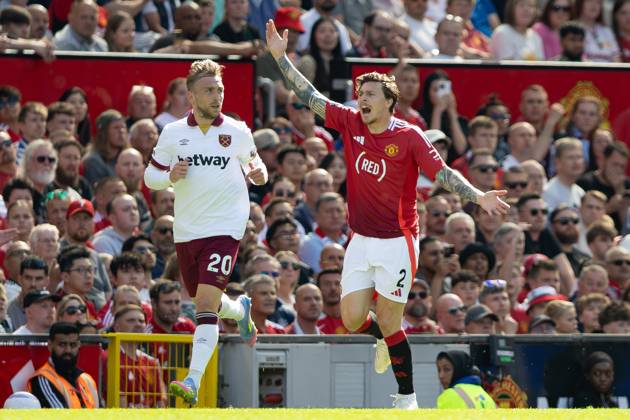 Manchester United, ManU FC v West Ham United FC Jarrod Bowen (20) of West Ham United looks on at Victor Lindelöf (2) of Manchester United who protests during the Manchester United FC v West Ham United FC English Premier League match at Old Trafford, Manchester, England, United Kingdom on 11 May 2025 Credit: Ian Stephen Every Second Media Editorial use only. All images are copyright Every Second Media Limited. No images may be reproduced without prior permission. All rights reserved. Premier League and Football League images are subject to licensing agreements with Football DataCo Limited. see https: www.football-dataco.com Copyright: xIMAGO EveryxSecondxMediax ESM-1478-0067 IanxStephenx xEveryxSecondxMediax