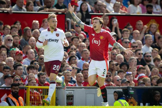 Manchester United, ManU FC v West Ham United FC Jarrod Bowen (20) of West Ham United looks on at Victor Lindelöf (2) of Manchester United who protests during the Manchester United FC v West Ham United FC English Premier League match at Old Trafford, Manchester, England, United Kingdom on 11 May 2025 Credit: Ian Stephen Every Second Media Editorial use only. All images are copyright Every Second Media Limited. No images may be reproduced without prior permission. All rights reserved. Premier League and Football League images are subject to licensing agreements with Football DataCo Limited. see https: www.football-dataco.com Copyright: xIMAGO EveryxSecondxMediax ESM-1478-0068 IanxStephenx xEveryxSecondxMediax