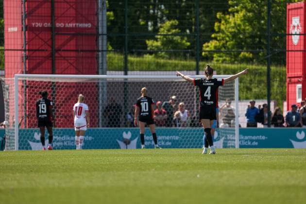 Sophia Kleinherne (Eintracht Frankfurt Frauen, 04) dirigiert, gibt Anweisungen an Mitspielerinnen, RB Leipzig Frauen vs. Eintracht Frankfurt Frauen, Fussball, 1. Frauen Bundesliga, 22. Spieltag, Saison 2024 2025, 11.05.2025,¨ DFL REGULATIONS PROHIBIT ANY USE OF PHOTOGRAPHS AS IMAGE SEQUENCES AND OR QUASI-VIDEO,¨ RB Leipzig Frauen vs. Eintracht Frankfurt Frauen, Fussball, 1. Frauen Bundesliga, 22. Spieltag, Saison 2024 2025, 11.05.2025 Leipzig Copyright: xEibner-Pressefoto LauraxRoemerx EP_LRR