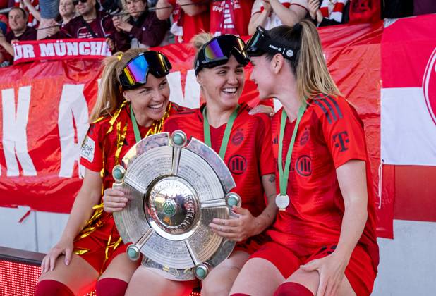 Bilder des Jahres 2025, Sport 05 Mai Sport Themen der Woche KW19 Sport Bilder des Tages Glodis Perla Viggosdottir (FC Bayern Muenchen Frauen, 4), Georgia Stanway (FC Bayern Muenchen Frauen, 31) und Sarah Zadrazil (FC Bayern Muenchen Frauen, 25) mit Meisterschale vor der Fankurve FC Bayern Muenchen Frauen vs. SGS Essen 1968, Fussball, Google Pixel Frauen-Bundesliga, 22. Spieltag, Saison 2024 2025, 11.05.2025. (DFL DFB REGULATIONS PROHIBIT ANY USE OF PHOTOGRAPHS as IMAGE SEQUENCES and or QUASI-VIDEO). FC Bayern Muenchen Frauen vs. SGS Essen 1968, Fussball, Google Pixel Frauen-Bundesliga, 22. Spieltag, Saison 2024 2025, 11.05.2025. Muenchen Copyright: xEibner-Pressefoto HeikexFeinerx EP_HFR