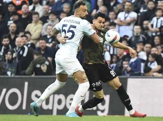 Mustafa Hekimoglu (R) of Besiktas and Tolga Kalender (L) of Adana Demirspor battle for the ball during the Turkish Super League match between Besiktas and Adana Demirspor at Tupras Stadium on May 11, 2025 in Istanbul, Turkey. Istanbul Turkey Copyright: xSeskimphotox Besiktas-AdanaDmr_11525 (30)