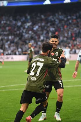 Rafa Silva of Besiktas celebrates after scoring the first goal of his team with teammates during the Turkish Super League match between Besiktas and Adana Demirspor at Tupras Stadium on May 11, 2025 in Istanbul, Turkey. Istanbul Turkey Copyright: xSeskimphotox Besiktas-AdanaDmr_11525 (61)