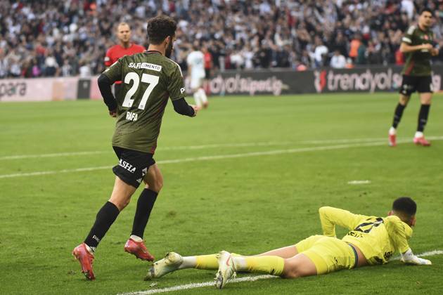 Rafa Silva of Besiktas celebrates after scoring the first goal of his team with teammates during the Turkish Super League match between Besiktas and Adana Demirspor at Tupras Stadium on May 11, 2025 in Istanbul, Turkey. Istanbul Turkey Copyright: xSeskimphotox Besiktas-AdanaDmr_11525 (62)