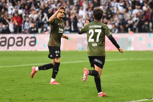 Rafa Silva of Besiktas celebrates after scoring the first goal of his team with teammates during the Turkish Super League match between Besiktas and Adana Demirspor at Tupras Stadium on May 11, 2025 in Istanbul, Turkey. Istanbul Turkey Copyright: xSeskimphotox Besiktas-AdanaDmr_11525 (63)