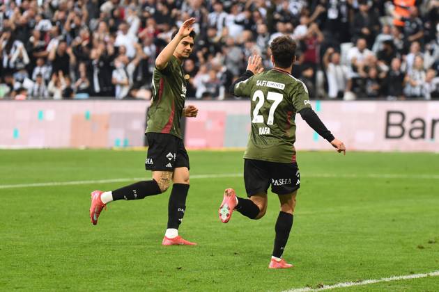 Rafa Silva of Besiktas celebrates after scoring the first goal of his team with teammates during the Turkish Super League match between Besiktas and Adana Demirspor at Tupras Stadium on May 11, 2025 in Istanbul, Turkey. Istanbul Turkey Copyright: xSeskimphotox Besiktas-AdanaDmr_11525 (64)