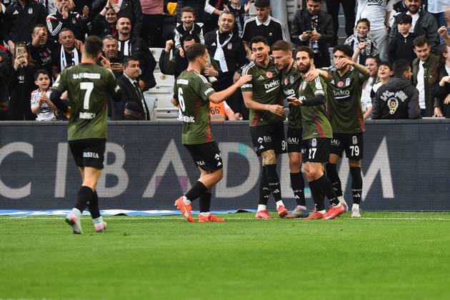 Rafa Silva of Besiktas celebrates after scoring the first goal of his team with teammates during the Turkish Super League match between Besiktas and Adana Demirspor at Tupras Stadium on May 11, 2025 in Istanbul, Turkey. Istanbul Turkey Copyright: xSeskimphotox Besiktas-AdanaDmr_11525 (65)